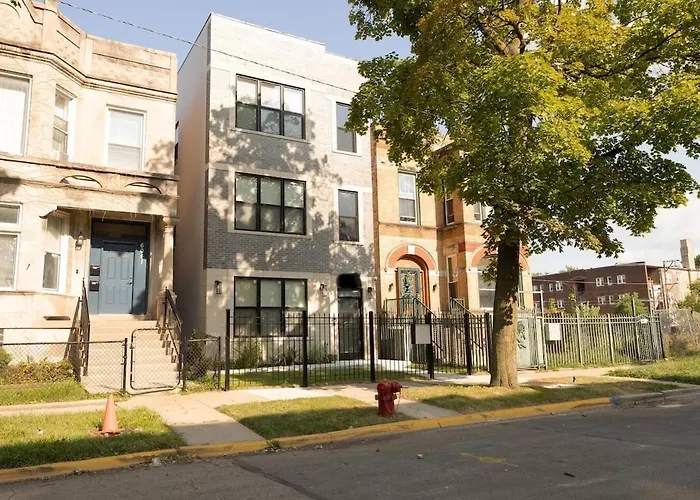 Pristine 3bdr 2ba Uchicago Apartment
