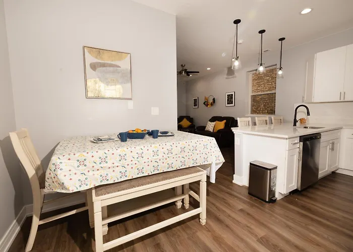 Pristine 3bdr 2ba Uchicago Apartment
